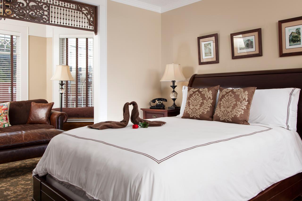 The Guest House Inn On Courthouse Square Hinton 외부 사진