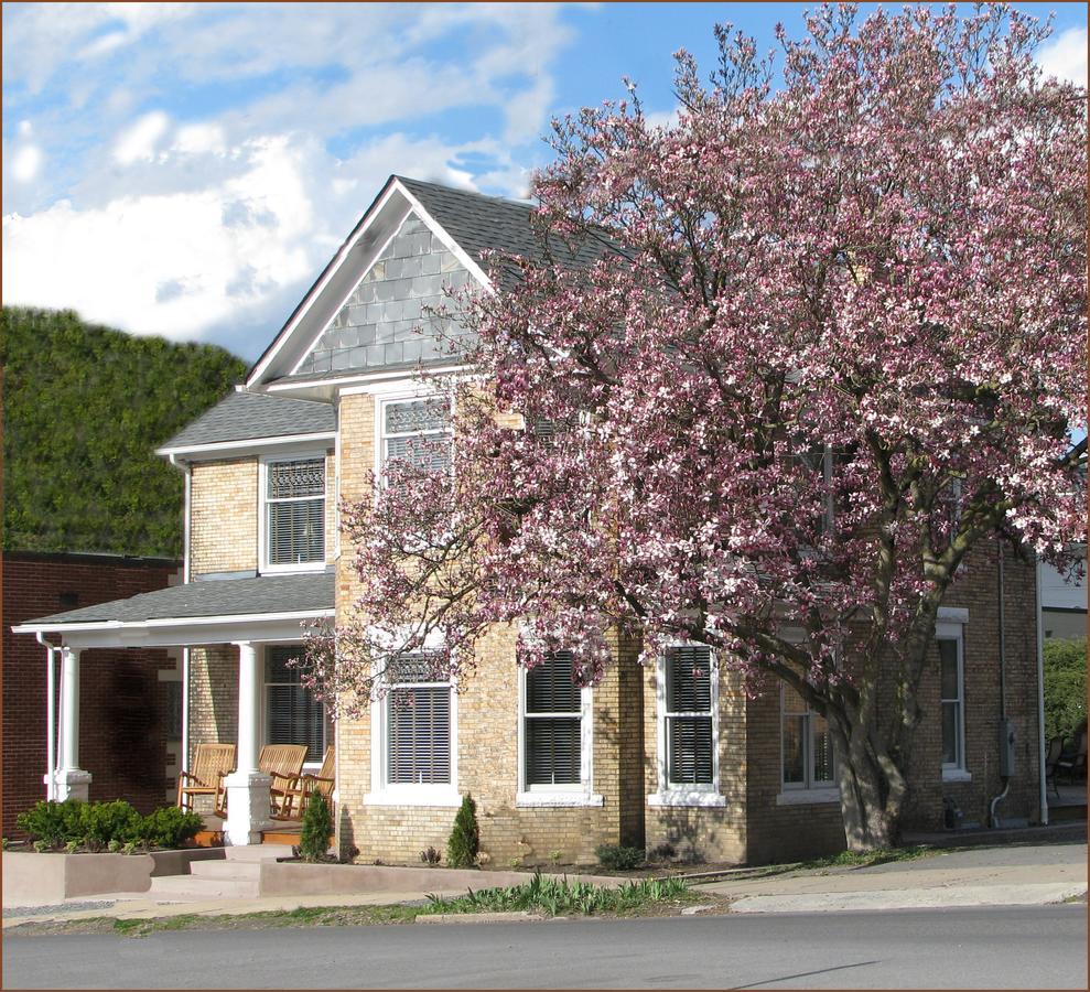 The Guest House Inn On Courthouse Square Hinton 외부 사진
