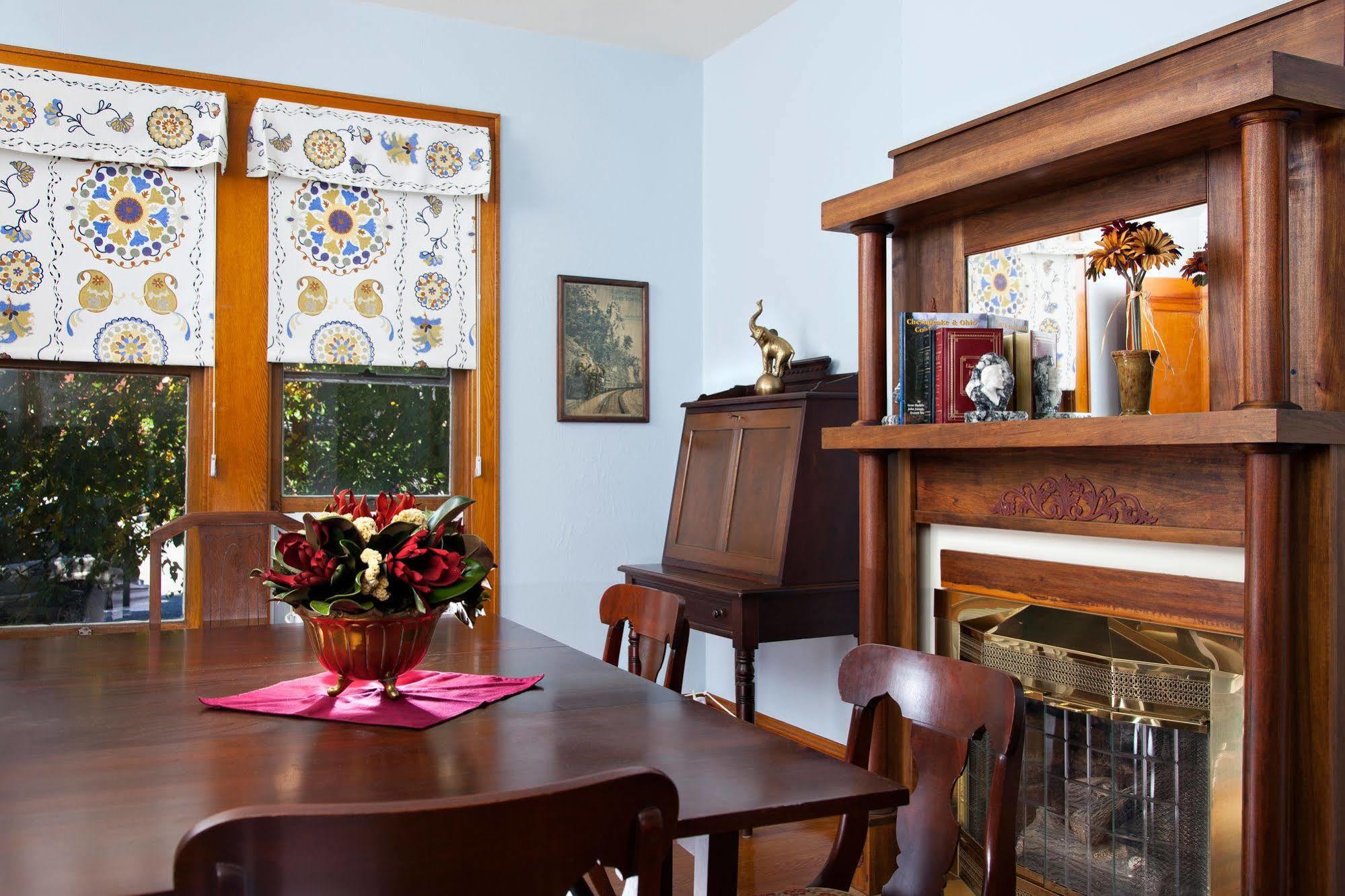 The Guest House Inn On Courthouse Square Hinton 외부 사진