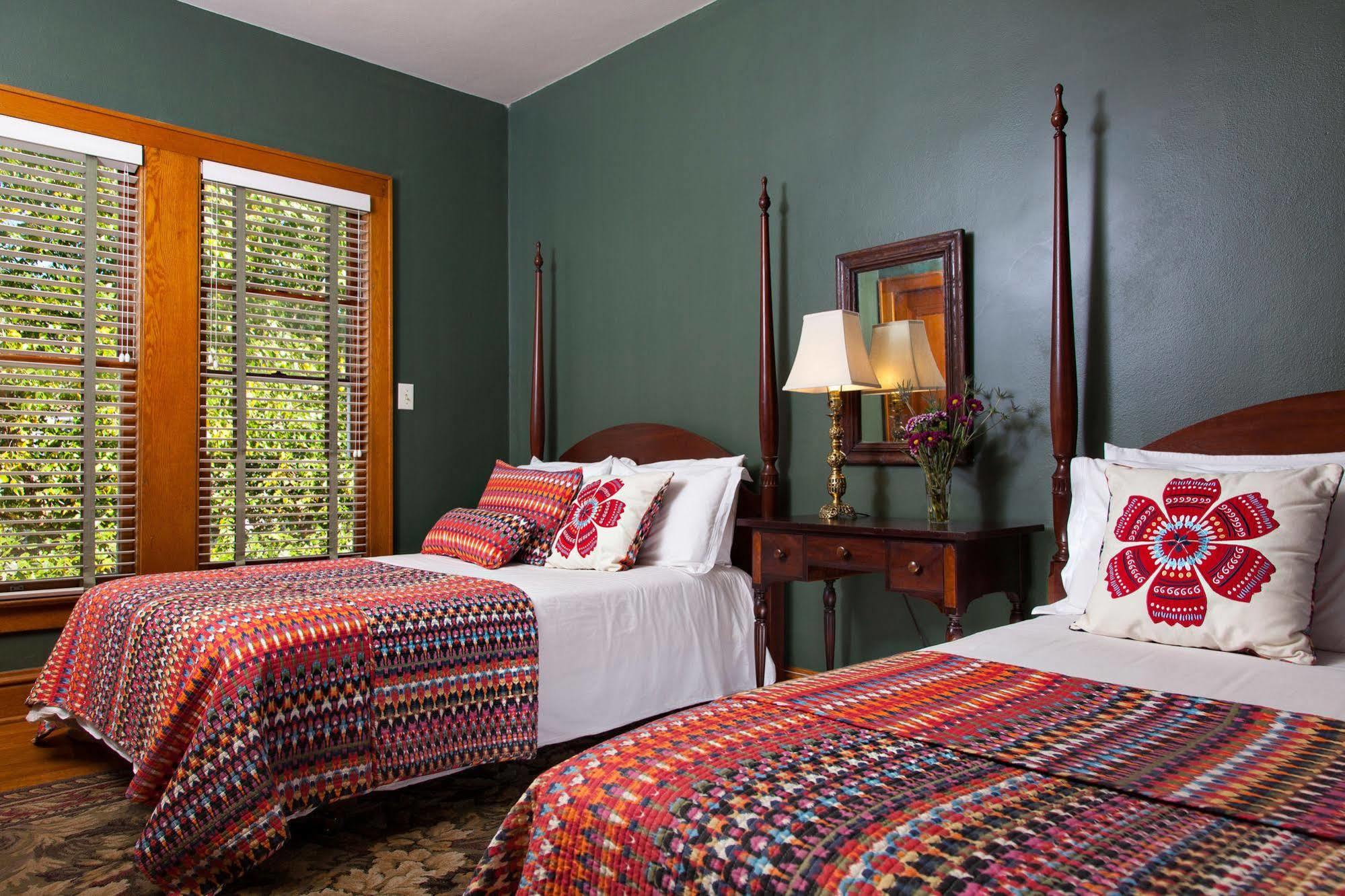 The Guest House Inn On Courthouse Square Hinton 외부 사진