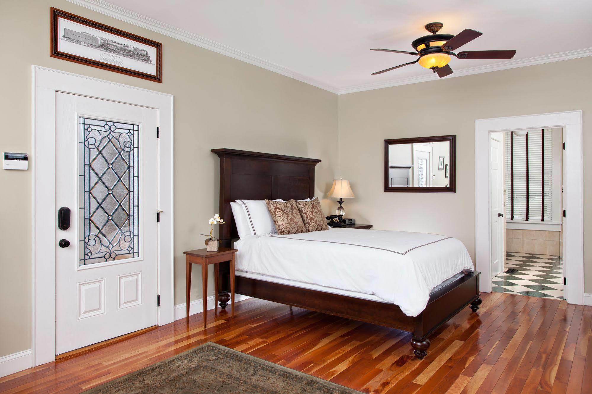 The Guest House Inn On Courthouse Square Hinton 외부 사진