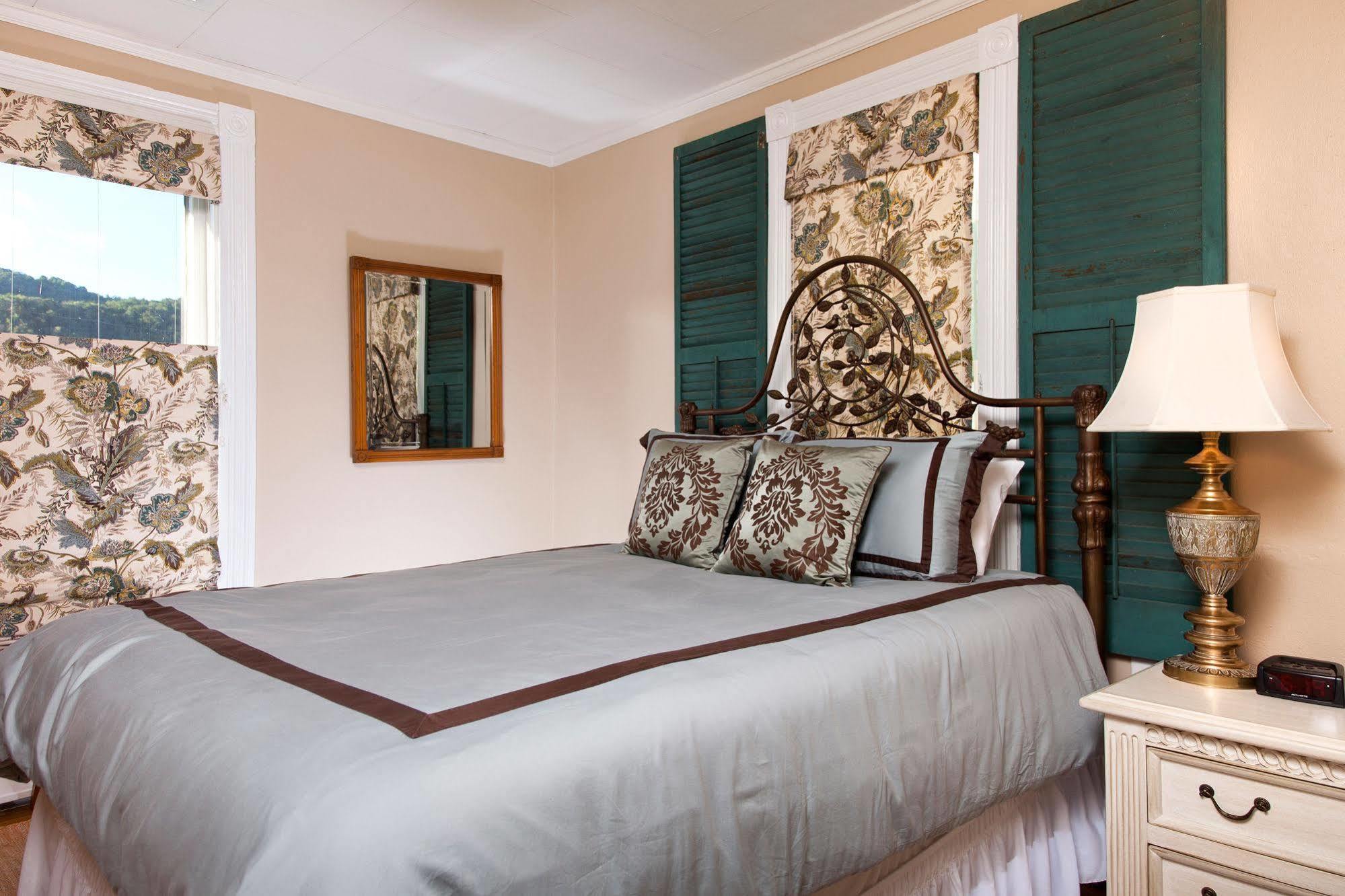 The Guest House Inn On Courthouse Square Hinton 외부 사진