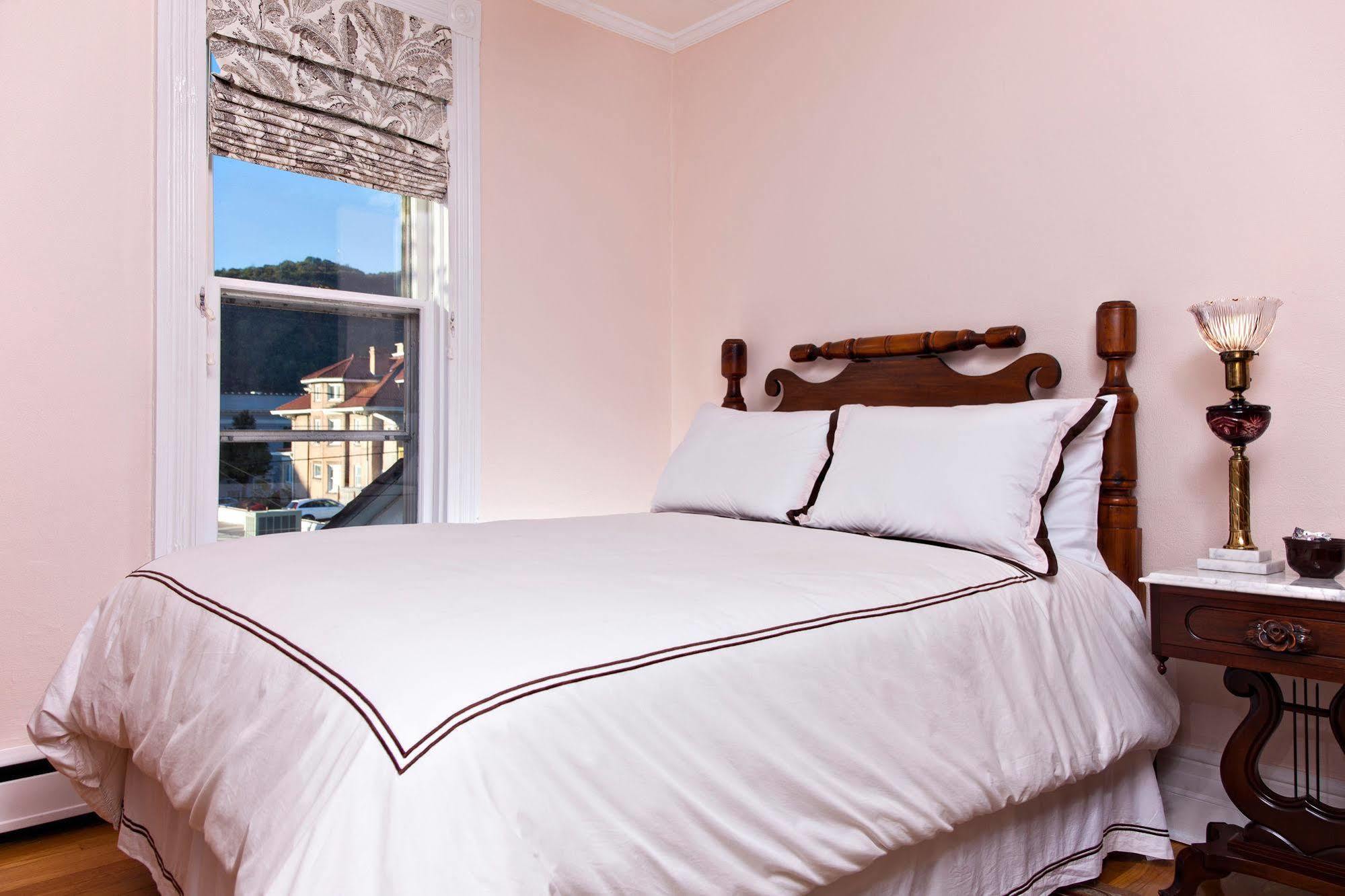 The Guest House Inn On Courthouse Square Hinton 외부 사진