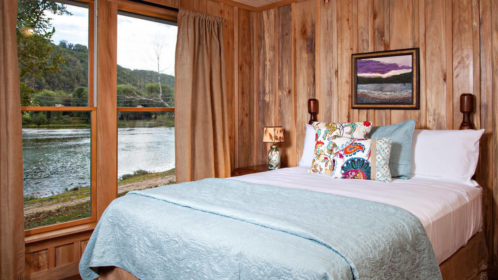 The Guest House Inn On Courthouse Square Hinton 외부 사진