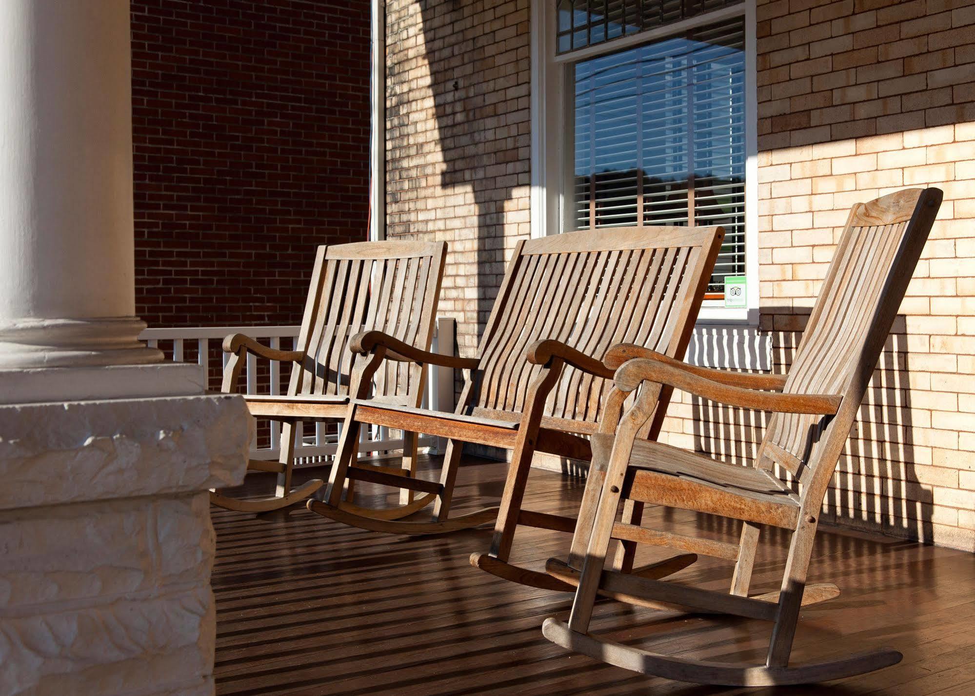 The Guest House Inn On Courthouse Square Hinton 외부 사진