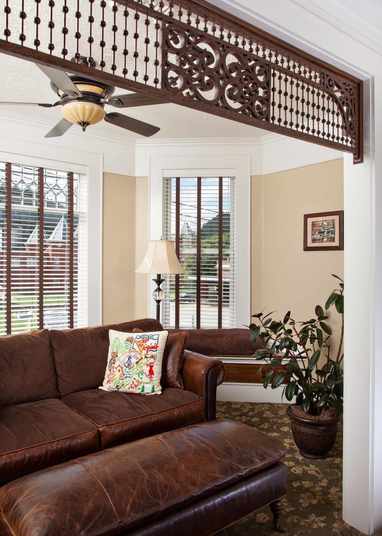 The Guest House Inn On Courthouse Square Hinton 외부 사진