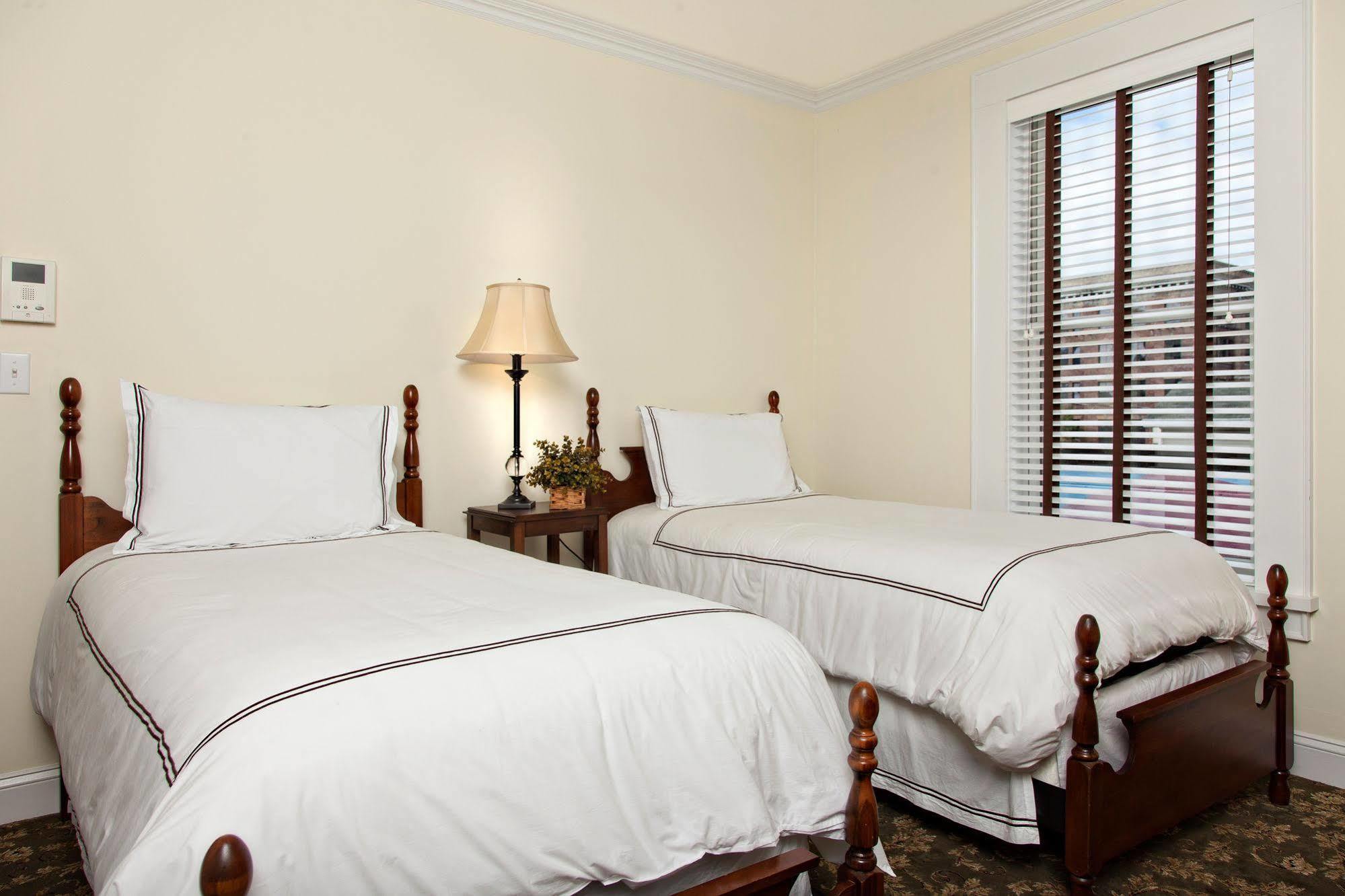 The Guest House Inn On Courthouse Square Hinton 외부 사진