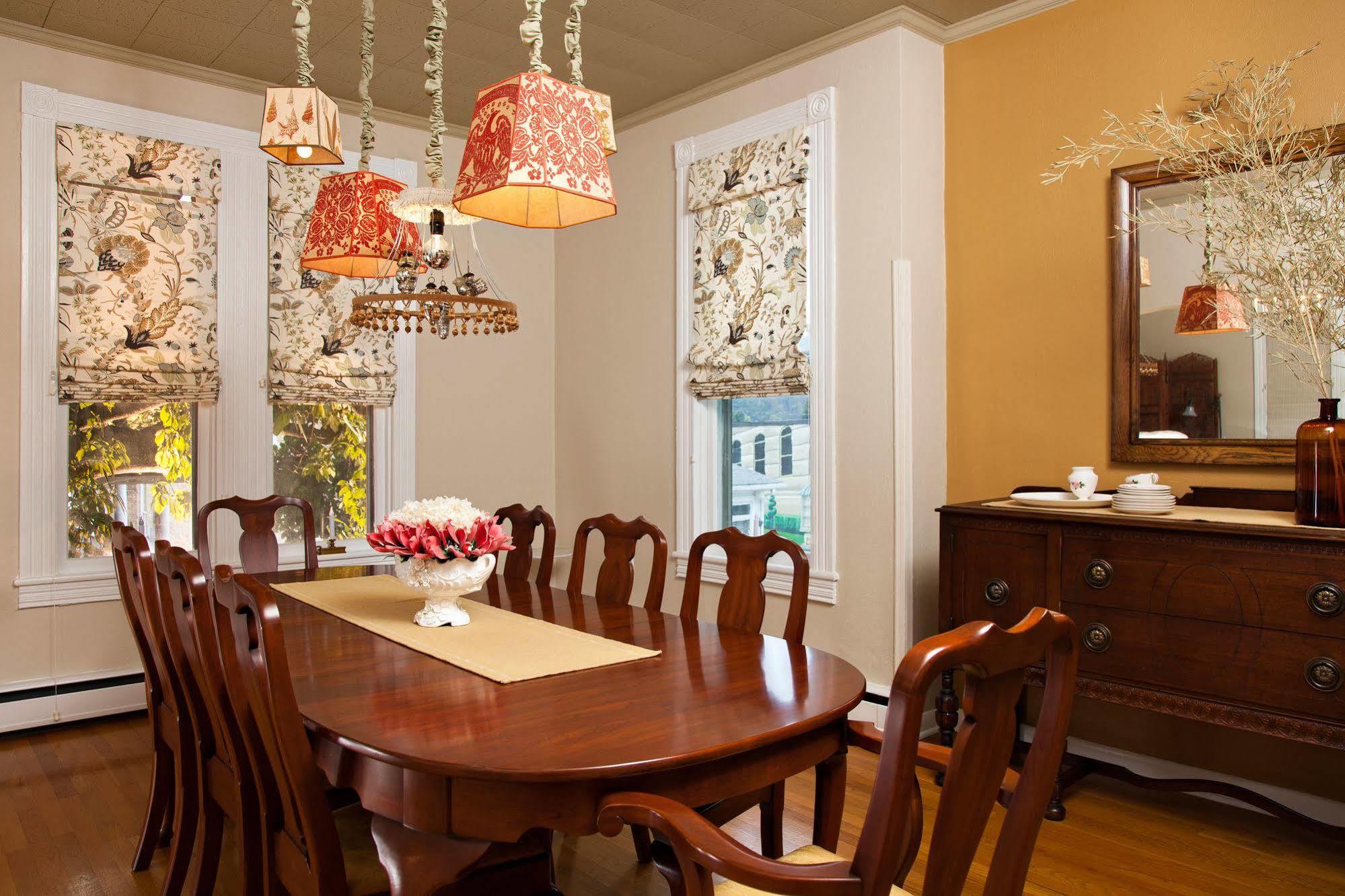 The Guest House Inn On Courthouse Square Hinton 외부 사진